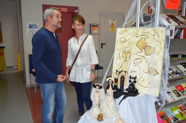 Tres exposiciones, de muñecas góticas, novelas de terror y carteles de cine coinciden estos días en la biblioteca de San Javier - 2, Foto 2