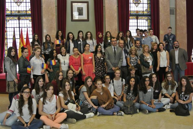 El Alcalde da la bienvenida a Murcia a estudiantes de un intercambio lingüístico del proyecto Erasmus - 1, Foto 1