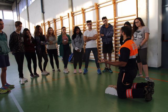 Voluntarios de Protección Civil muestran a los alumnos de bachillerato las técnicas de reanimación - 1, Foto 1