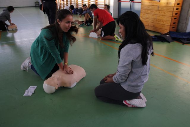 Voluntarios de Protección Civil muestran a los alumnos de bachillerato las técnicas de reanimación - 2, Foto 2