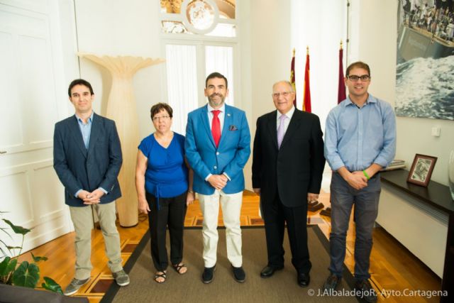 El alcalde muestra su apoyo a la plataforma que pide la restauración de la Catedral Antigua - 1, Foto 1