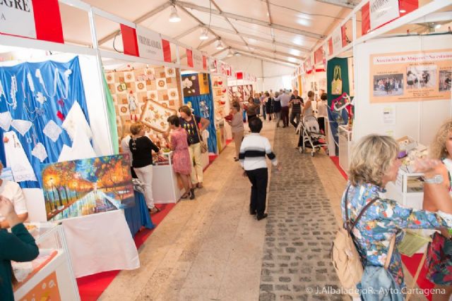 Asociaciones de mujeres exponen sus trabajos en la explanada del Puerto - 2, Foto 2