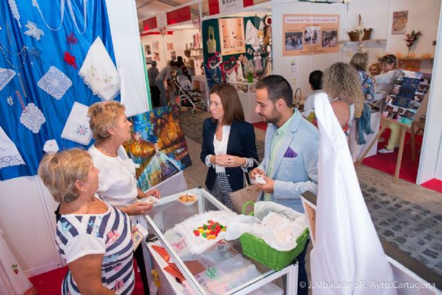 Asociaciones de mujeres exponen sus trabajos en la explanada del Puerto - 5, Foto 5