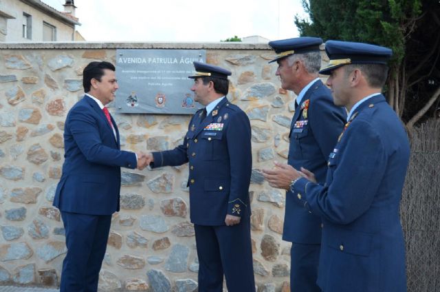 San Javier homenajea a la Patrulla Águila con una bandera que ya ondea a la entrada de Santiago de la Ribera - 1, Foto 1