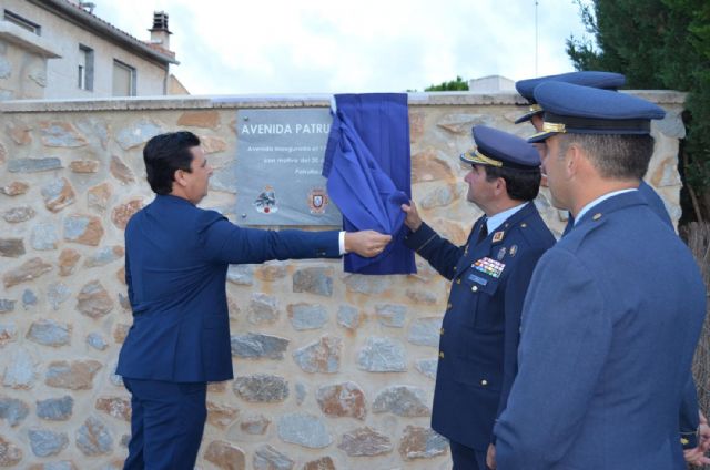 San Javier homenajea a la Patrulla Águila con una bandera que ya ondea a la entrada de Santiago de la Ribera - 2, Foto 2