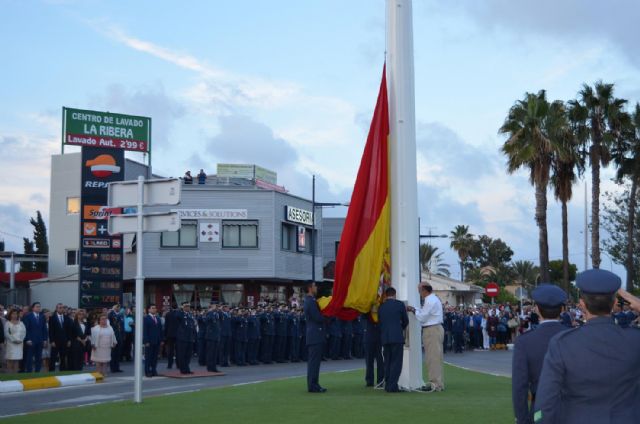 San Javier homenajea a la Patrulla Águila con una bandera que ya ondea a la entrada de Santiago de la Ribera - 3, Foto 3