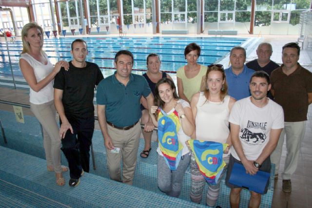 El Alcalde de Alcantarilla visita las instalaciones de la Piscina Municipal Cubierta y entrega nuevo material deportivo a los monitores-socorristas - 1, Foto 1