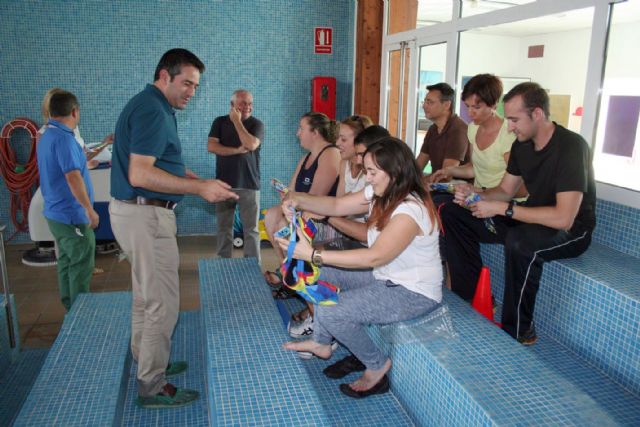 El Alcalde de Alcantarilla visita las instalaciones de la Piscina Municipal Cubierta y entrega nuevo material deportivo a los monitores-socorristas - 2, Foto 2