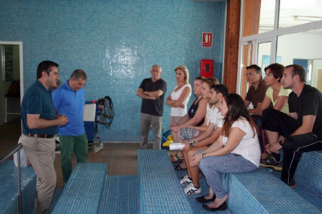 El Alcalde de Alcantarilla visita las instalaciones de la Piscina Municipal Cubierta y entrega nuevo material deportivo a los monitores-socorristas - 3, Foto 3
