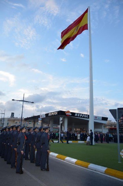 San Javier homenajea a la Patrulla Águila con una bandera que ya ondea a la entrada de Santiago de la Ribera - 4, Foto 4