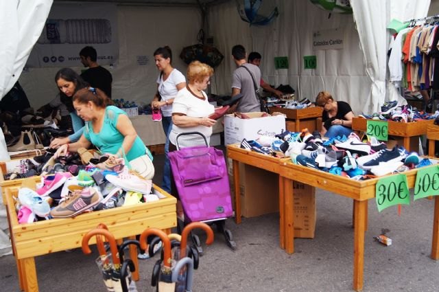 Continúa hasta esta noche la VI Feria Outlet que está teniendo una gran aceptación entre vecinos y visitantes en la plaza de la Constitución, Foto 1