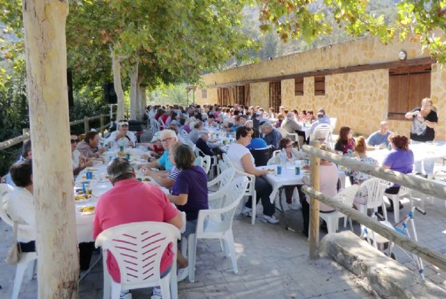Más de 150 personas participan en la marcha saludable y comida de convivencia en el Albergue Municipal de Cieza - 1, Foto 1