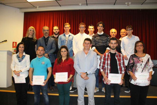 La Concejalía de Educación premia a doce estudiantes caravaqueños por su expediente académico - 1, Foto 1