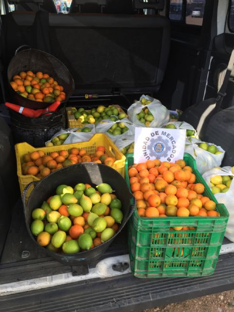 Decomisados 200 kilos de fruta y 85 artículos de imitación en el Mercadillo de Cabo de Palos - 1, Foto 1