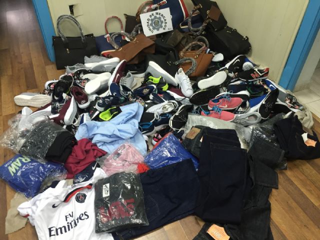 Decomisados 200 kilos de fruta y 85 artículos de imitación en el Mercadillo de Cabo de Palos - 2, Foto 2