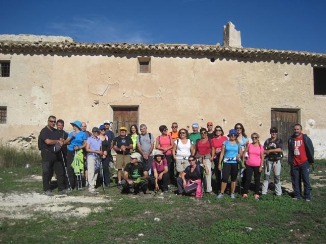 Casi una treintena de personas participan en la segunda jornada del programa de Senderismo, realizando un recorrido por Coy y La Atalaya, Foto 1