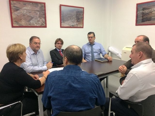 El equipo de Gobierno municipal se reúne con la junta directiva de la Entidad de Conservación del polígono industrial “El Saladar”, Foto 1