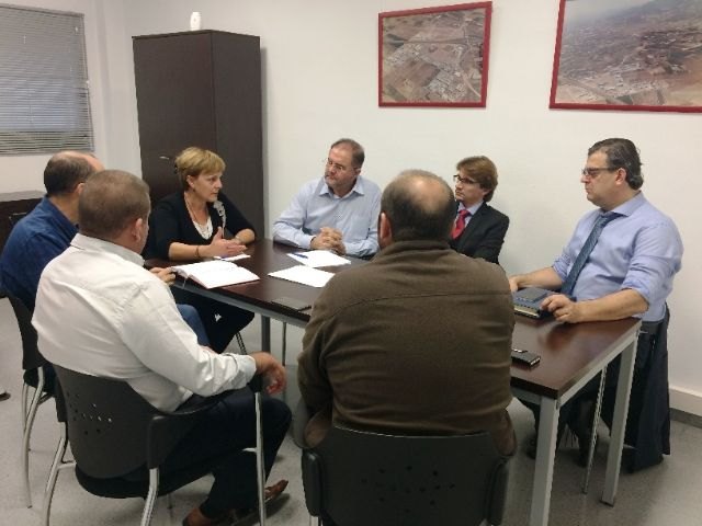The municipal government team meets with the board of the Conservation Authority Industrial State "El Saladar", Foto 2