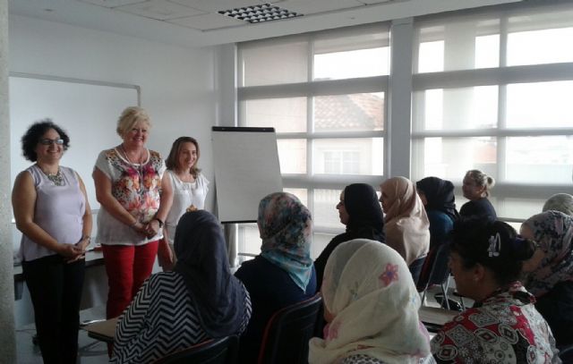 Servicios Sociales imparte un taller de español para  mujeres inmigrantes - 1, Foto 1