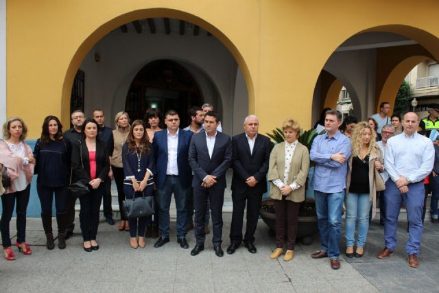 Alcantarilla está inmersa en el día de Luto oficial por el fallecimiento de dos vecinos de nuestro municipio, en el accidente laboral de ayer en Murcia - 1, Foto 1