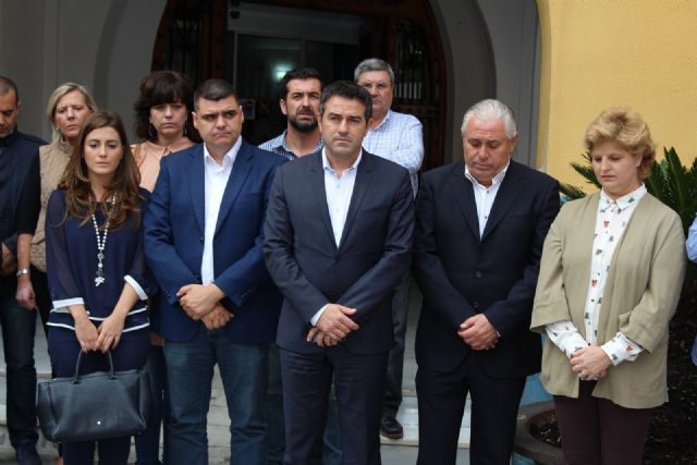 Alcantarilla está inmersa en el día de Luto oficial por el fallecimiento de dos vecinos de nuestro municipio, en el accidente laboral de ayer en Murcia - 2, Foto 2