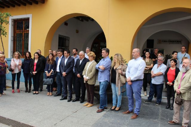 Alcantarilla está inmersa en el día de Luto oficial por el fallecimiento de dos vecinos de nuestro municipio, en el accidente laboral de ayer en Murcia - 3, Foto 3