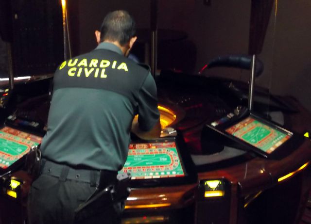 La Guardia Civil detiene a tres jóvenes dedicados a cometer estafas en un salón recreativo - 1, Foto 1