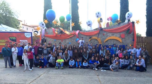 Los jóvenes pinatarenses disfrutan un año más de Halloween en el parque de atracciones Portaventura - 1, Foto 1