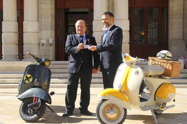 José López recibe el carné de socio de honor del Vespa Club Cartagena - 1, Foto 1