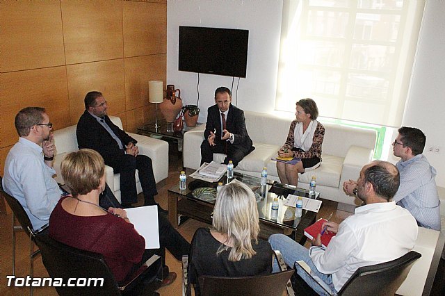 El Gobierno municipal se entrevista con el director general de Instituto de Fomento, Foto 1