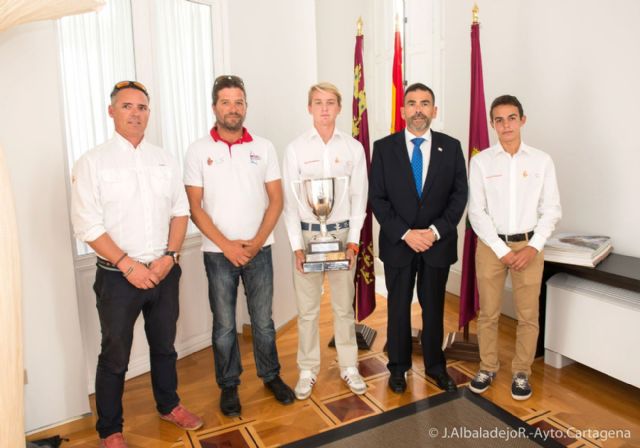 El alcalde, con los cartageneros campeones del mundo junior de vela - 1, Foto 1
