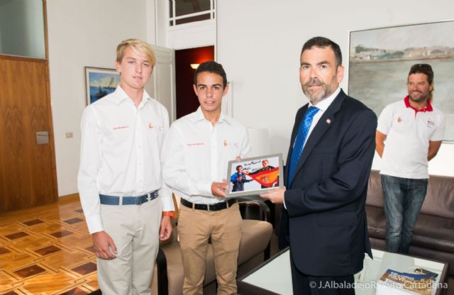 El alcalde, con los cartageneros campeones del mundo junior de vela - 2, Foto 2