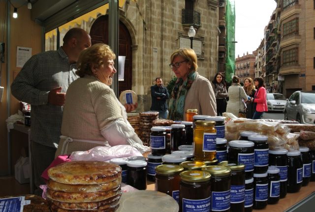 La plaza de San Pedro vuelve a ofrecer productos típicos del Día de Todos los Santos - 1, Foto 1