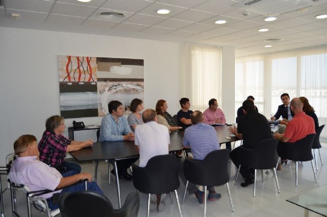 El Ayuntamiento y los hosteleros de Santiago de la Ribera estrechan su colaboración de cara a los eventos que se organizan en la localidad - 2, Foto 2