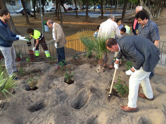 Los vecinos de San Andrés plantan más de 300 flores y plantas en el jardín Mariano Montesinos, a través de la iniciativa ´Family Park´ - 1, Foto 1