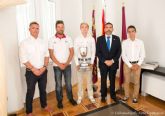 El alcalde, con los cartageneros campeones del mundo junior de vela