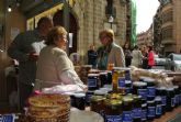 La plaza de San Pedro vuelve a ofrecer productos tpicos del Da de Todos los Santos