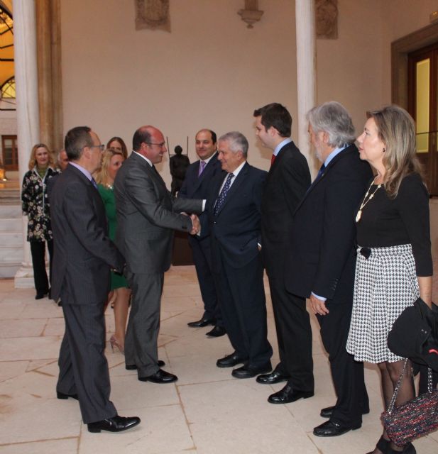 El presidente de la Comunidad recibe a miembros de la Asociación del Cuerpo Consular acreditado en la Región - 1, Foto 1