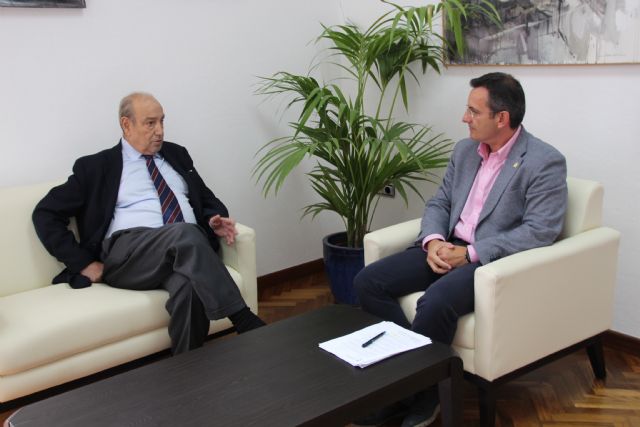 Jess Samper visita Alhama para explicar la situacin de Paramount, Foto 1