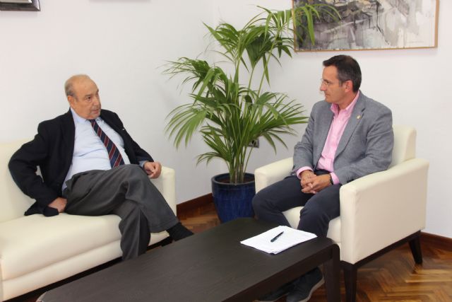 Jess Samper visita Alhama para explicar la situacin de Paramount, Foto 4