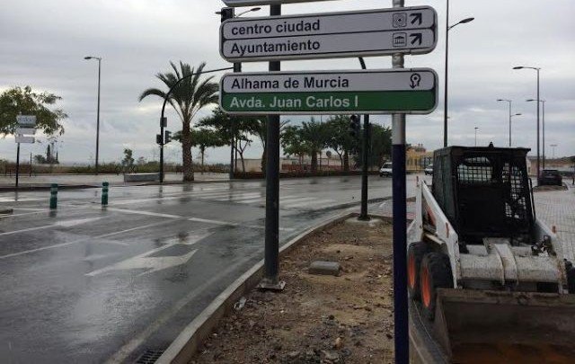 Se instala señalización vertical informativa en las inmediaciones de la rotonda de la Kabuki con mobiliario ornamental, Foto 1