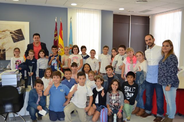 Los alumnos de 4° de Primaria del CEIP El Recuerdo entrevistaron al Alcalde durante una visita al Ayuntamiento - 1, Foto 1