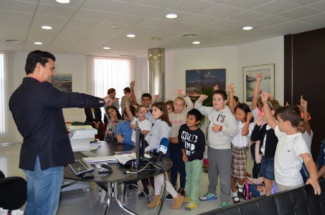 Los alumnos de 4° de Primaria del CEIP El Recuerdo entrevistaron al Alcalde durante una visita al Ayuntamiento - 2, Foto 2