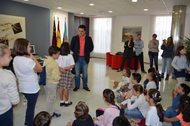 Los alumnos de 4° de Primaria del CEIP El Recuerdo entrevistaron al Alcalde durante una visita al Ayuntamiento - 3, Foto 3