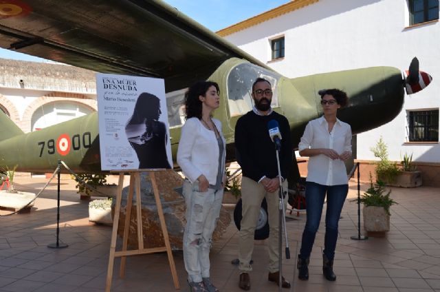 El montaje sobre el exilio de Benedetti,  Una mujer desnuda y en lo oscuro llega a Santiago de la Ribera - 2, Foto 2