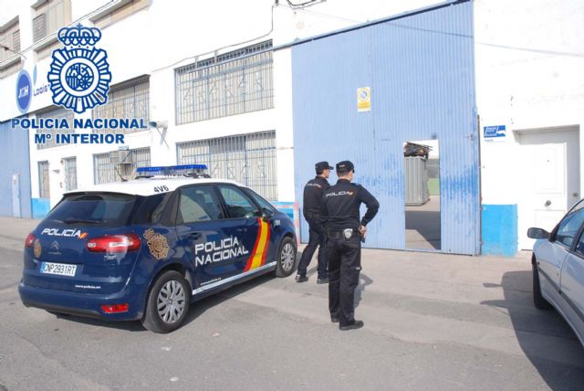 Detenidos in fraganti por la Policía Nacional cuando estaban robando en una nave industrial - 1, Foto 1