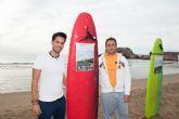 Una veintena de aficionados al surf compiten en la playa de baha