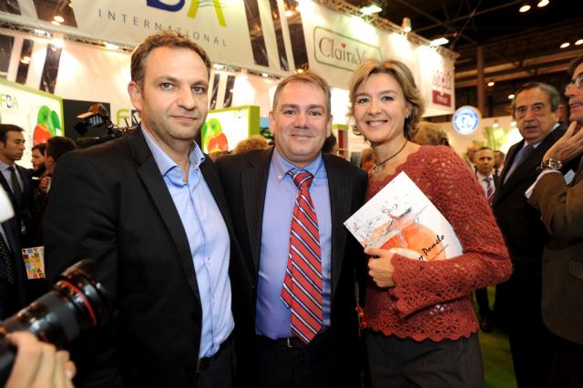 El periodista agrario Francisco Seva entrega su libro sobre el limón y pomelo a la ministra de Agricultura Isabel García Tejerina - 1, Foto 1