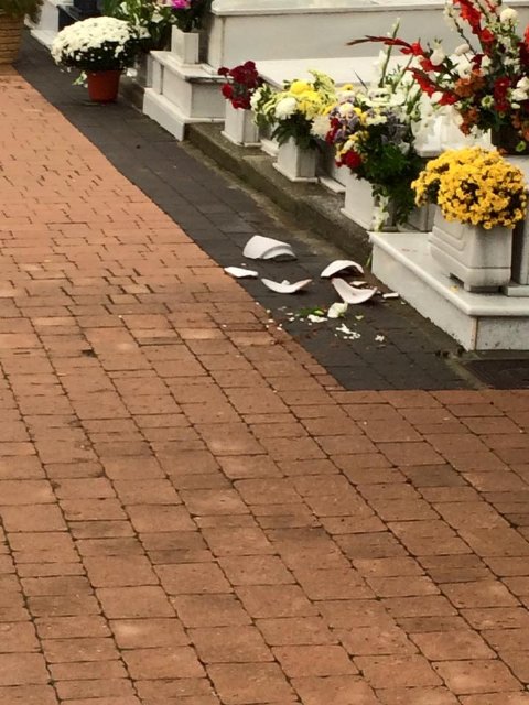 El viento y la lluvia provocan desperfectos en el cementerio, Foto 4