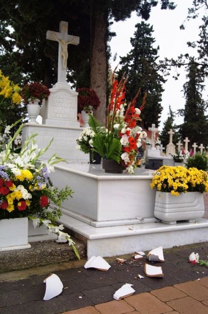 El viento y la lluvia provocan desperfectos en el cementerio, Foto 5